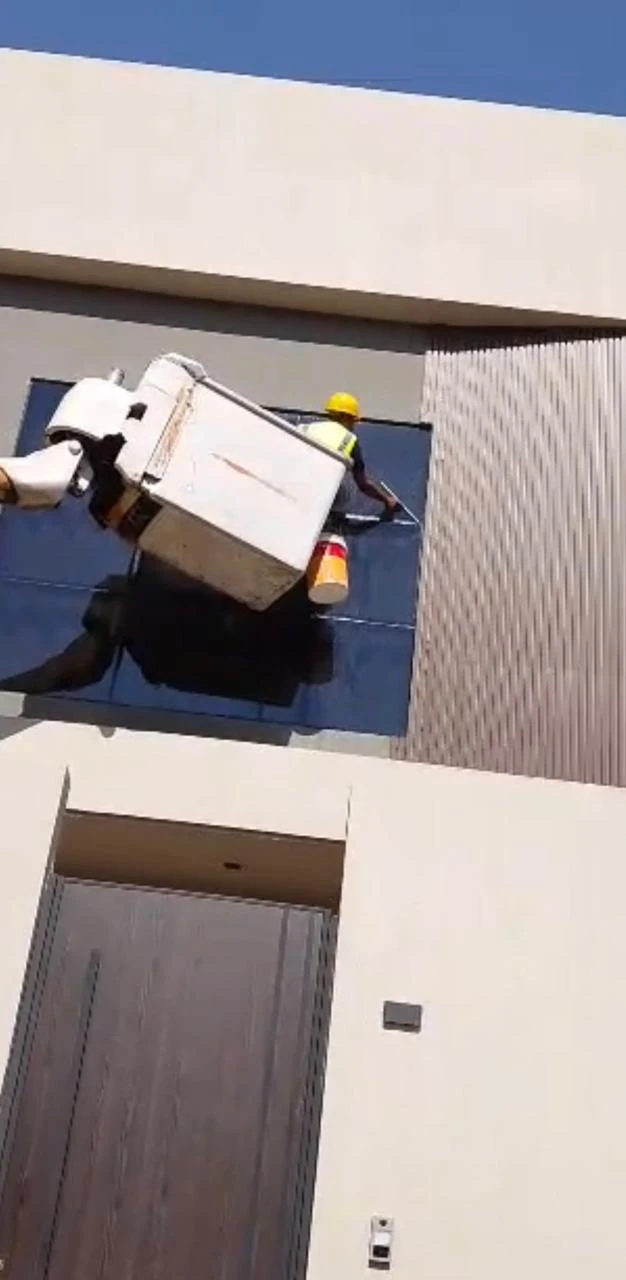 تنظيف واجهة معدنية - مبنى حديث