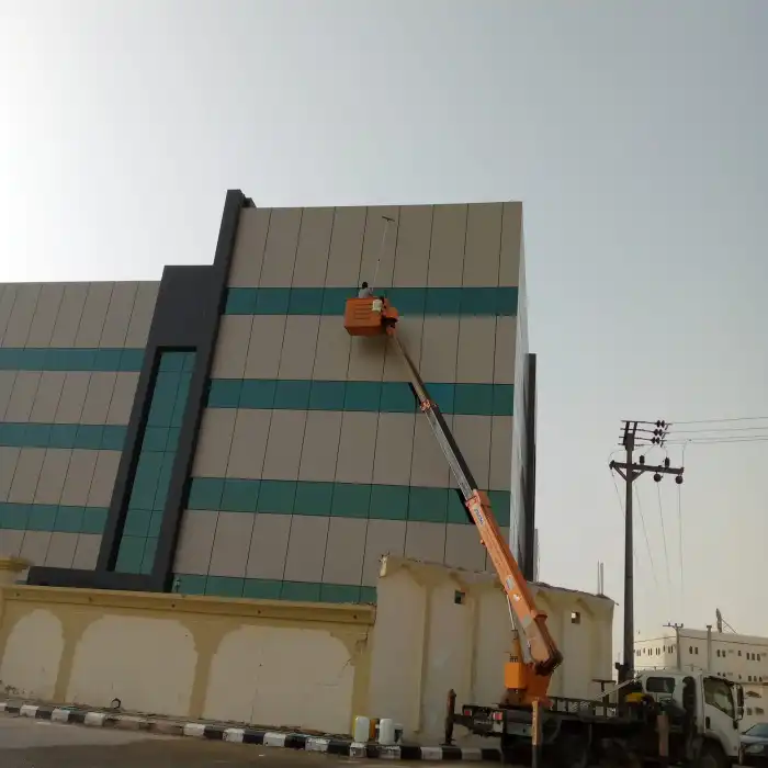 تنظيف واجهة معدنية - مركز تسوق