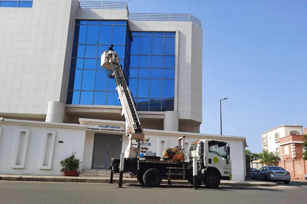 تنظيف واجهة زجاجية - مركز تجاري